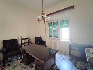 Appartamento in Vendita a Brindisi, zona Rione cappuccini, 200'000€, 200 m²
