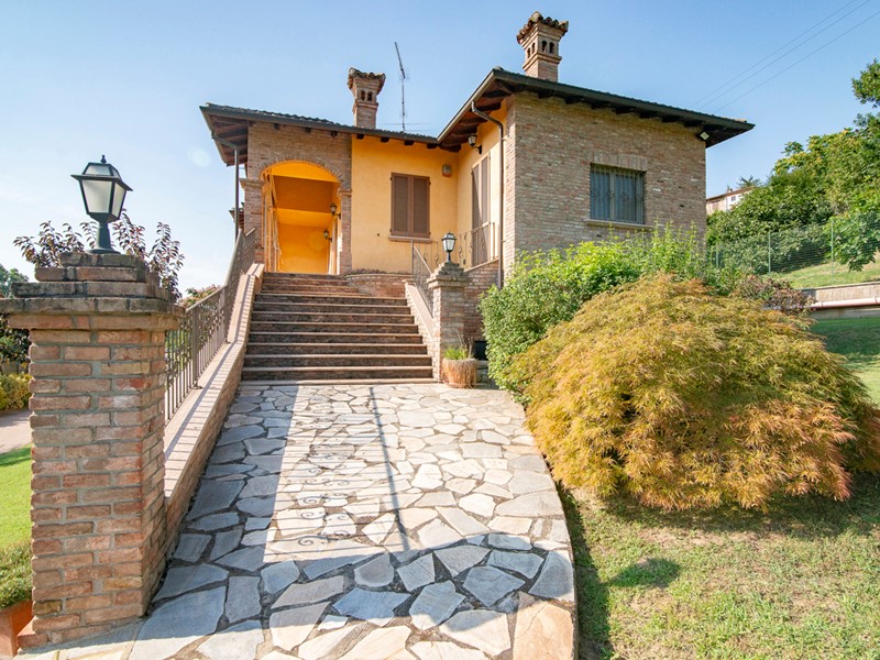 Villa in Vendita a Torricella Verzate, 495'000€, 300 m²