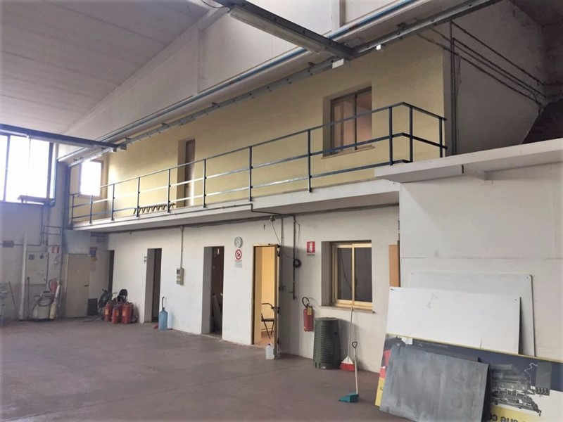 Capannone in Vendita a Santa Croce sull'Arno, 1'000'000€, 800 m²