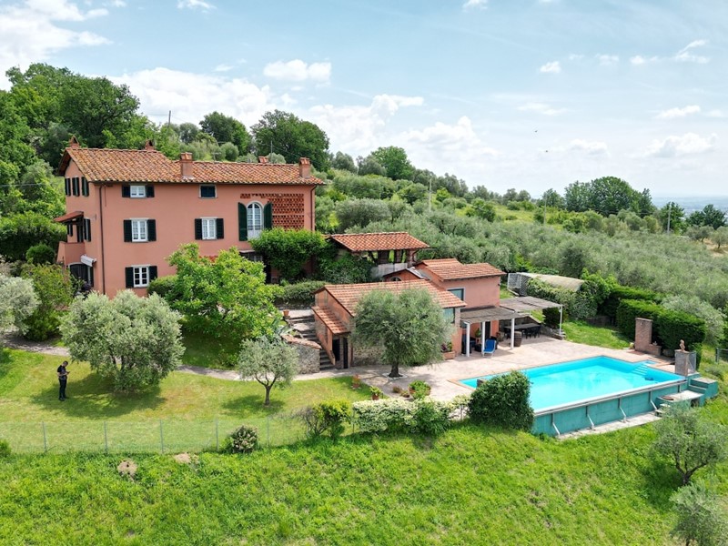 Casale in Vendita a Lucca, zona Est, 1'390'000€, 530 m², con Box