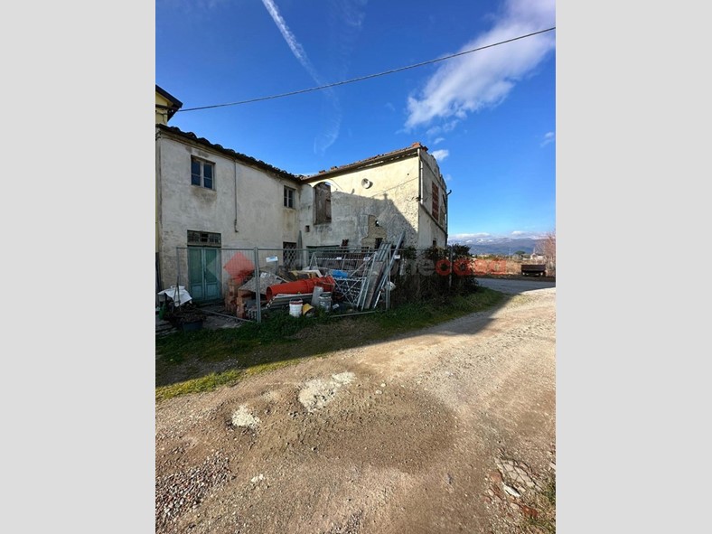 Casale in Vendita a Pistoia, 35'000€, 230 m²