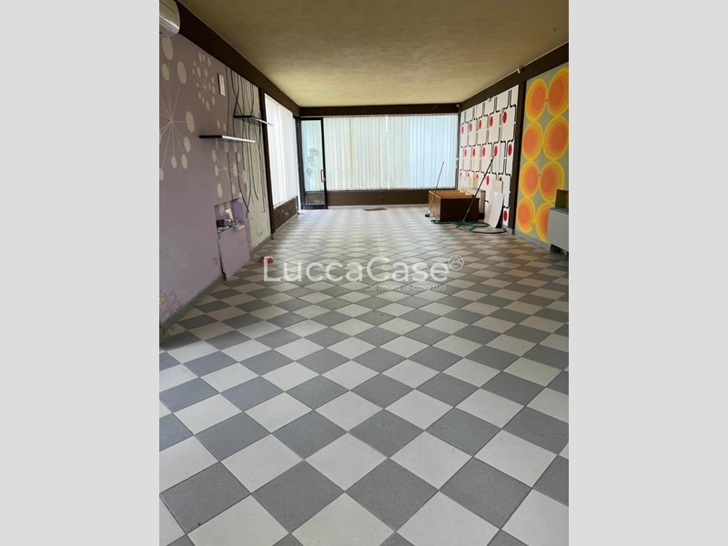 Immobile commerciale in Vendita a Lucca, 160'000€, 200 m²
