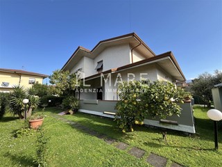Villa in Vendita a Massa, zona Ronchi, 750'000€, 270 m²