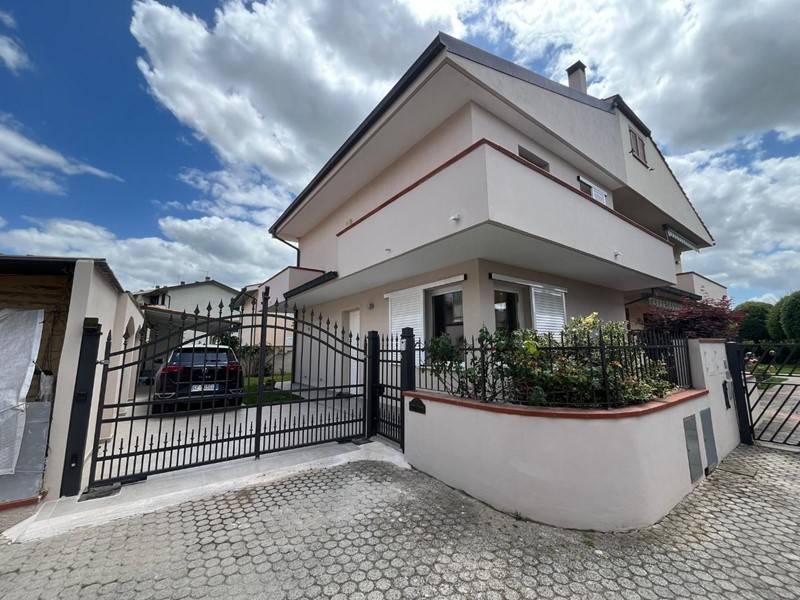 Villa bifamiliare in Vendita a Pontedera, zona Santa Lucia, 310'000€, 135 m²