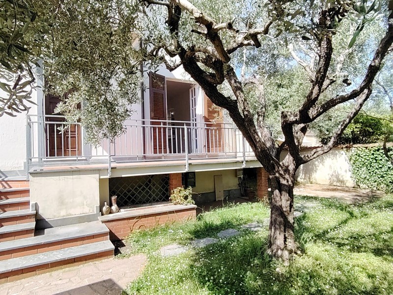 Villa bifamiliare in Vendita a Carrara, zona Marina di Carrara, 390'000€, 210 m²