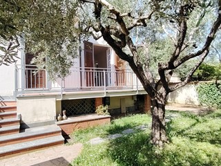 Villa bifamiliare in Vendita a Carrara, zona Marina di Carrara, 390'000€, 210 m²