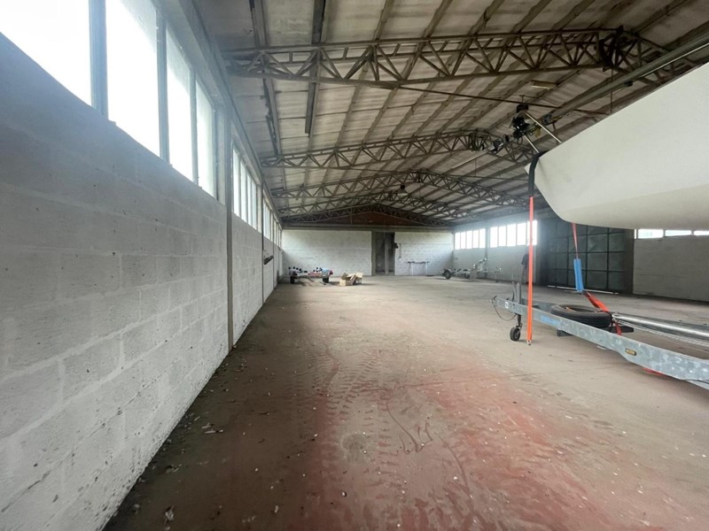 Capannone in Vendita a Capannori, zona Camigliano, 250'000€, 520 m²