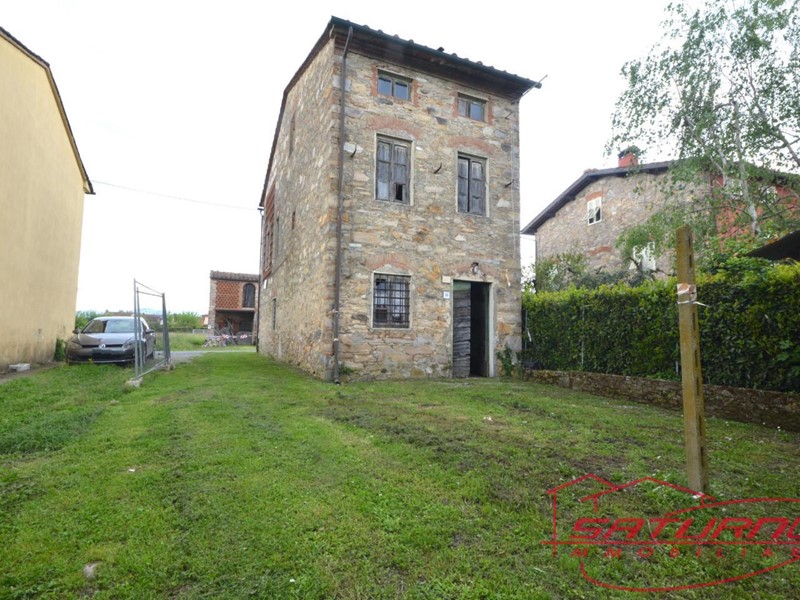 Casa di corte in Vendita a Capannori, zona Carraia, 125'000€, 180 m²