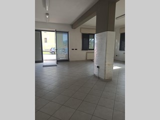Attività commerciale in Vendita a Porcari, zona Padule, 150'000€, 110 m²