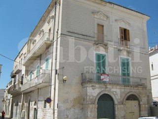 Casa Indipendente in Vendita a Canosa di Puglia, 253 m²