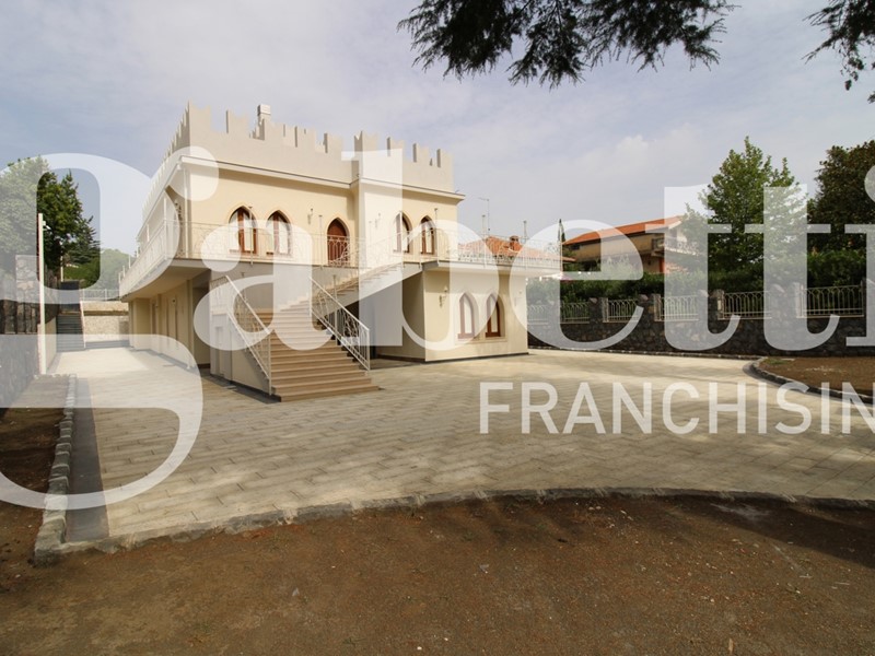 Casale in Vendita a Trecastagni, 795'000€, 400 m²