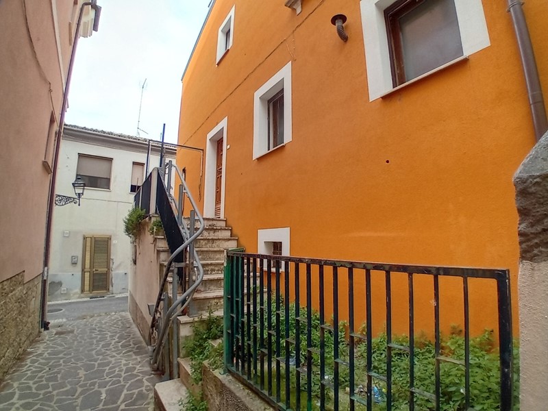 Casa Indipendente in Vendita a Torre de' Passeri, zona Centro, 60'000€, 120 m²