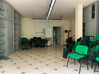 Ufficio in Affitto a Lucca, zona Circonvallazione, 1'550€, 130 m²