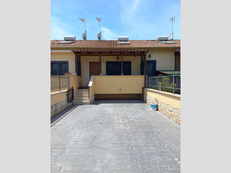 Villetta a schiera in Vendita a Roma, zona Piana del Sole, 190'000€, 45 m²