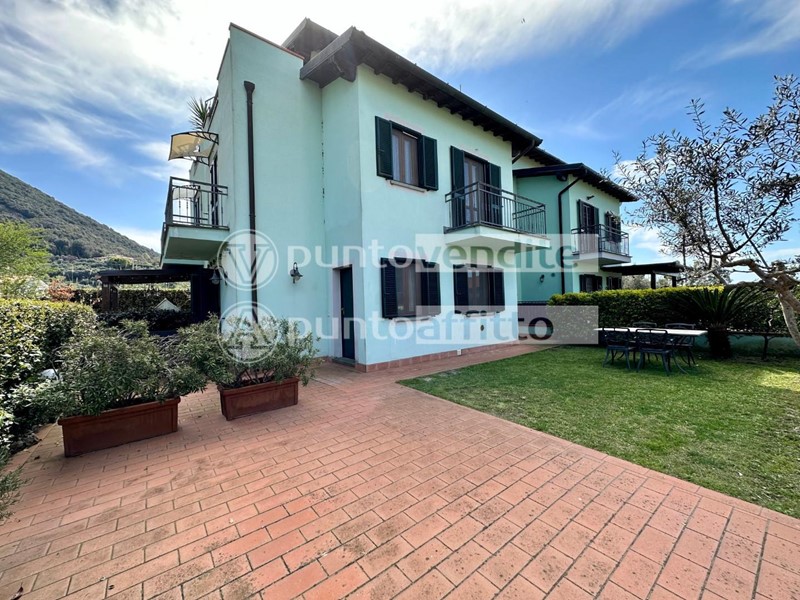 Villa bifamiliare in Vendita a Massarosa, zona Massaciuccoli, 260'000€, 120 m²