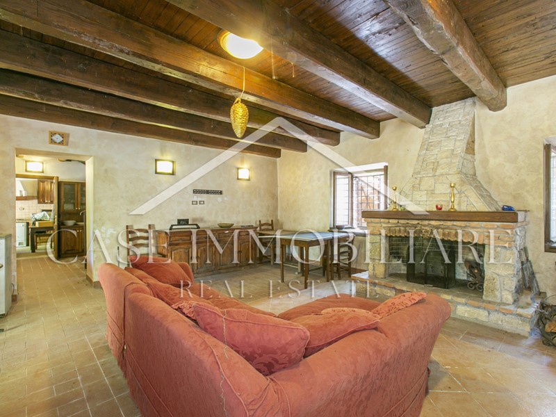 Casale in Vendita a Roccagiovine, 280'000€, 330 m²