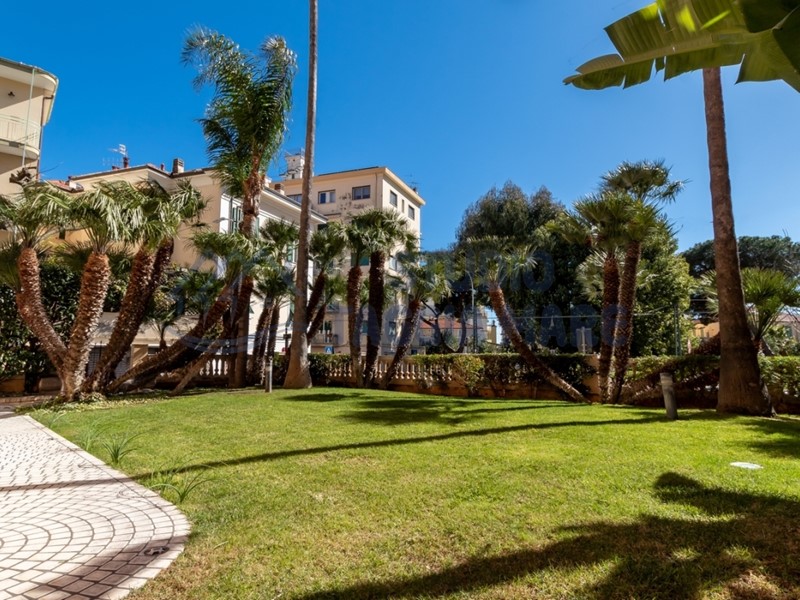 Casa Indipendente in Vendita a Taggia, zona Arma Di Taggia, 4'900'000€, 1600 m², arredato, con Box