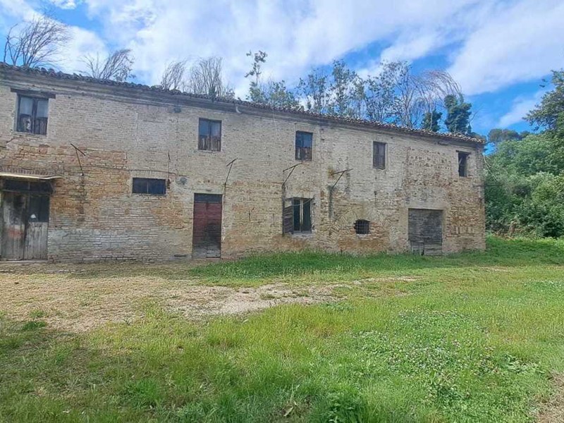 Casa Indipendente in Vendita a Pesaro, 360'000&euro;, 1850 m²