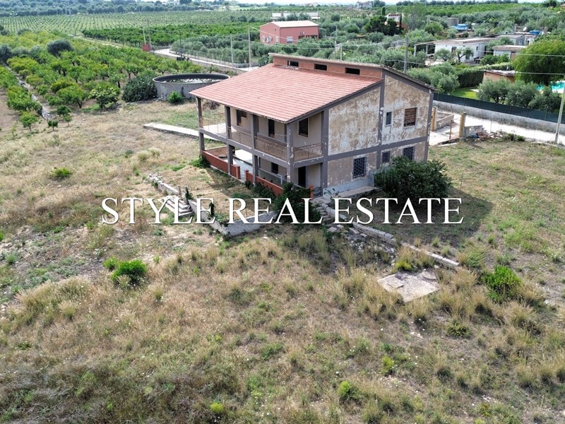Villa bifamiliare in Vendita a Melilli, zona Contrada Campana, 150'000€, 353 m²