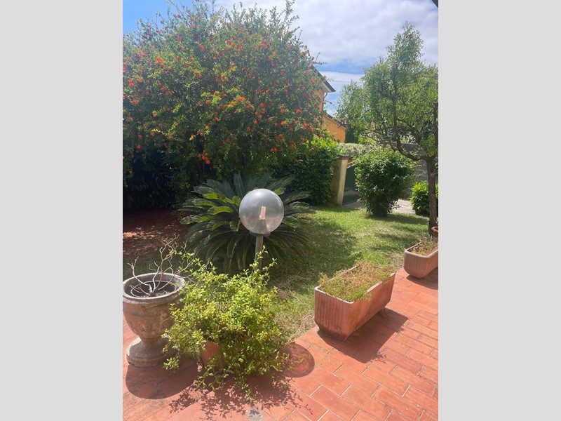 Villa bifamiliare in Vendita a Carrara, zona Battilana, 600'000€, 200 m², arredato, con Box