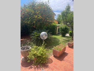 Villa bifamiliare in Vendita a Carrara, zona Battilana, 600'000€, 200 m², arredato, con Box