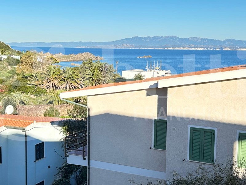 Trilocale in Vendita a Santa Teresa Gallura, 285'000€, 67 m², arredato