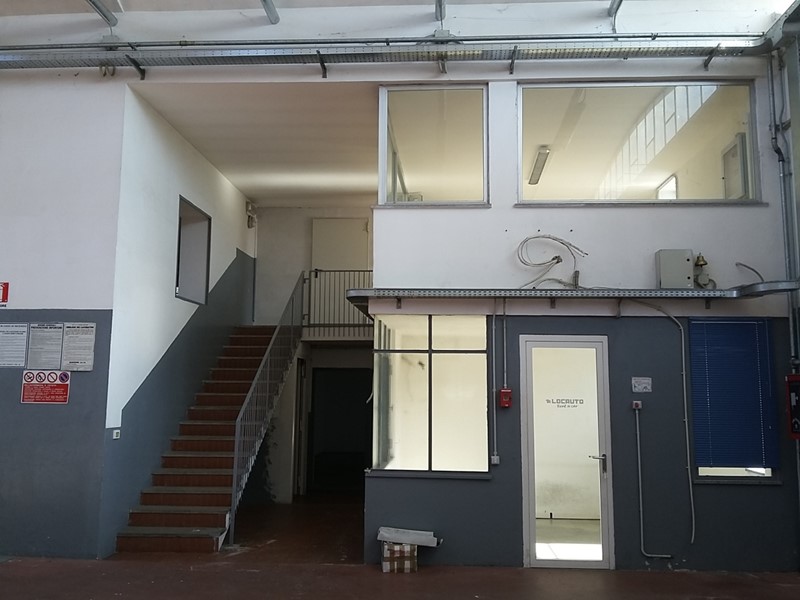 Capannone in Vendita a Cardano al Campo, 780'000€, 2000 m²