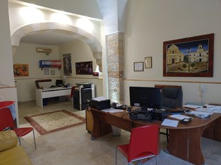 Immobile commerciale in Vendita a Guagnano, 85'000€, arredato