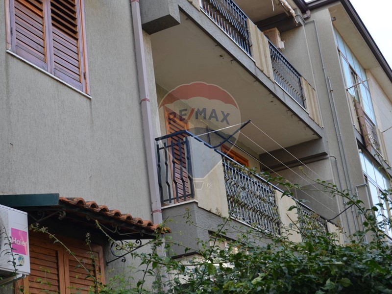 Appartamento in Vendita a Aci Castello, zona Ficarazzi, 105'000€, 115 m²