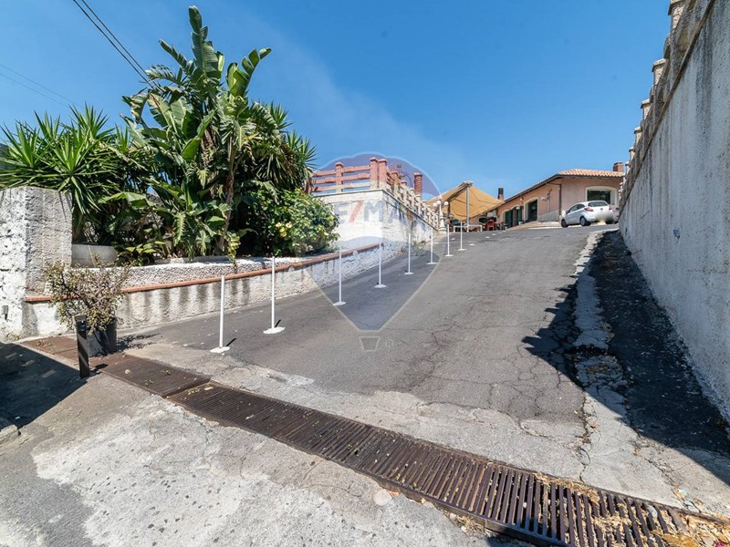 Villa in Vendita a Aci Castello, zona Ficarazzi, 490'000€, 317 m²