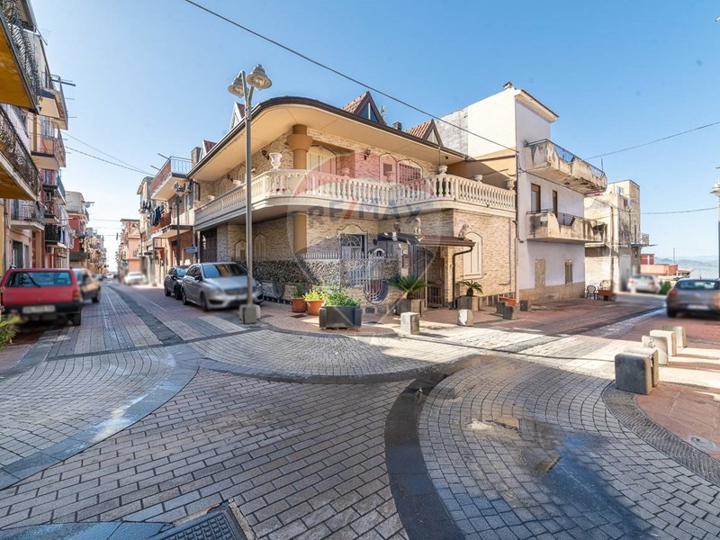 Villa in Vendita a Adrano, 189'000€, 240 m², arredato