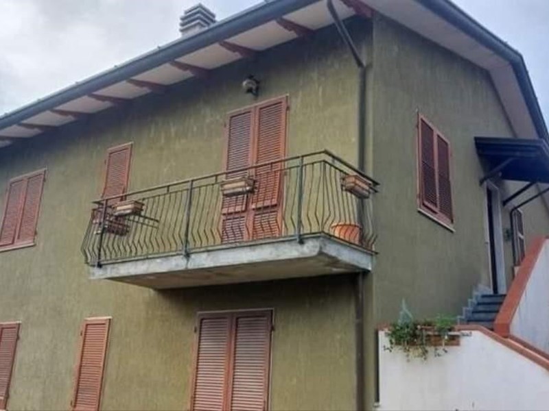 Casa Semi Indipendente in Vendita a Massa, zona Romagnano, 210'000€, 130 m²
