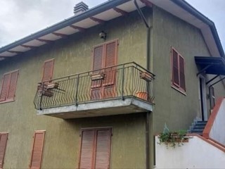 Casa Semi Indipendente in Vendita a Massa, zona Romagnano, 210'000€, 130 m²