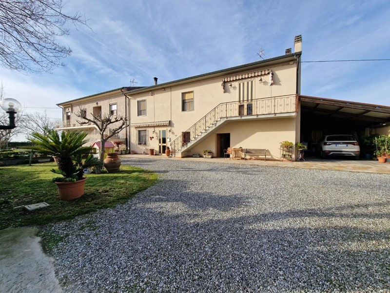 Casa Semi Indipendente in Vendita a Cascina, zona Latignano, 325'000€, 289 m²