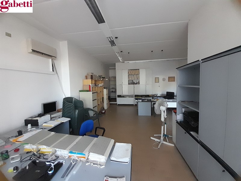 Ufficio in Vendita a Poggibonsi, 85'000€, 107 m²