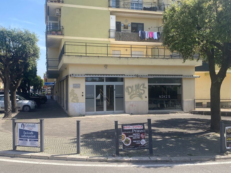 Negozio in Vendita a Aprilia, 450'000€, 300 m²