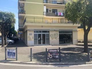 Negozio in Vendita a Aprilia, 450'000€, 300 m²