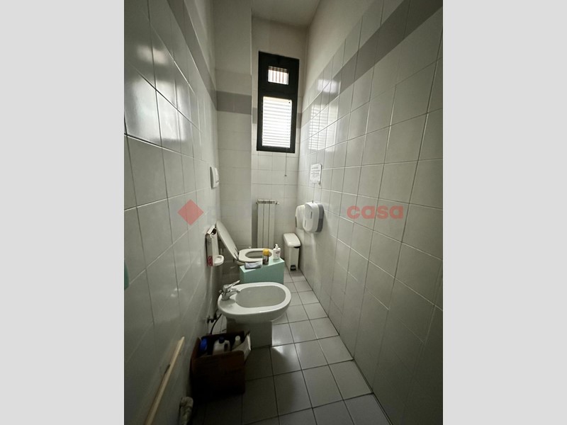 Ufficio in Affitto a Arezzo, 3'000€, 226 m²