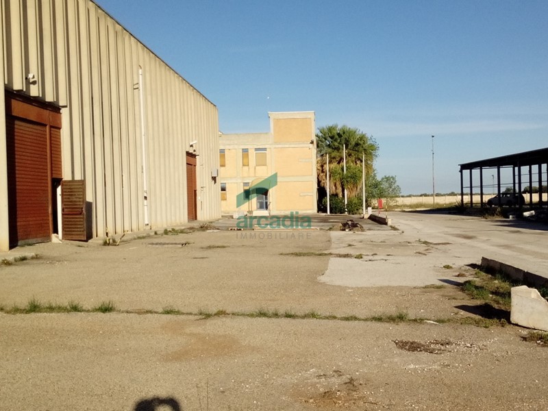 Capannone in Affitto a Modugno, zona Zona Industriale, 8'000€, 2500 m²
