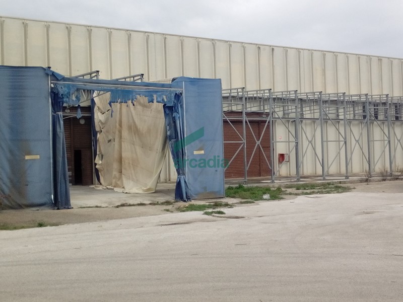 Capannone in Affitto a Bitonto, zona zona industriale, 9'200€, 2676 m²