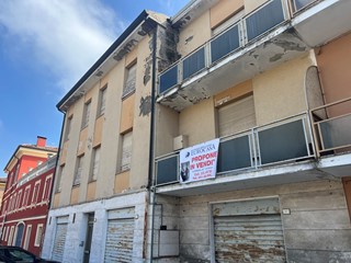 Casa Indipendente in Vendita a Finale Emilia, 165'000€, 450 m²