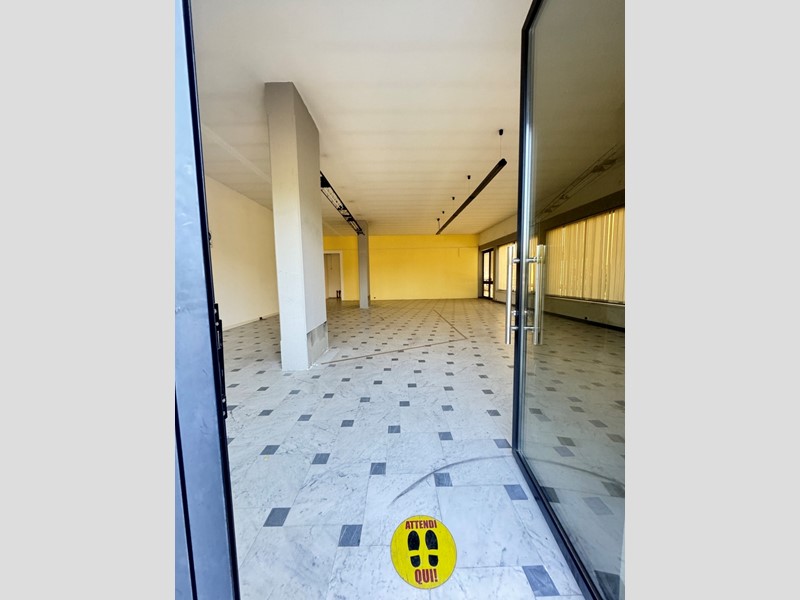 Capannone in Affitto a Pietrasanta, 3'500€, 200 m²