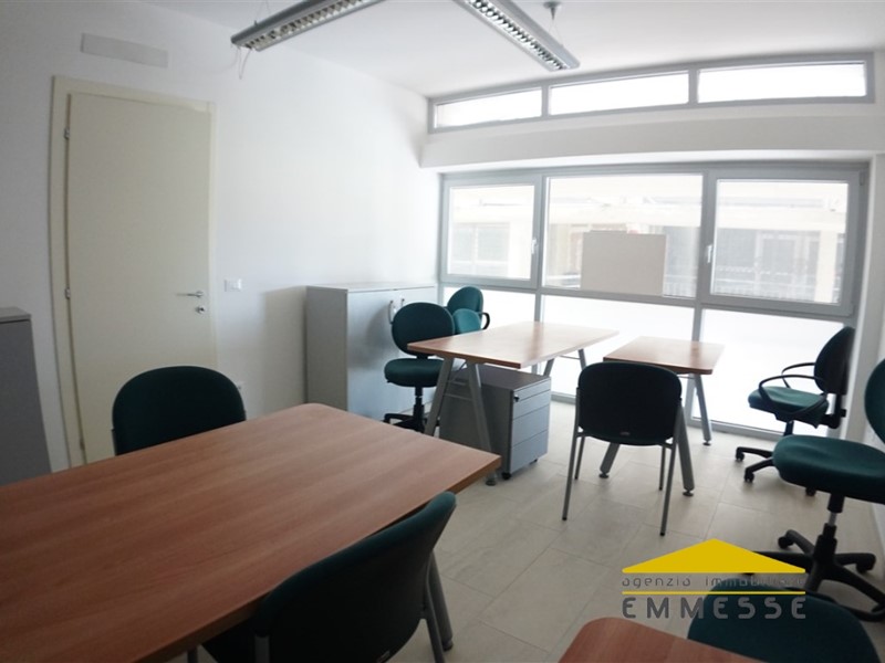 Ufficio in Affitto a Massa, 500€, 45 m²