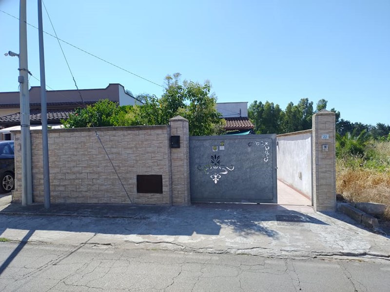 Villa in Vendita a San Donaci, zona Via Tuturano 22, 130'000€, con Box