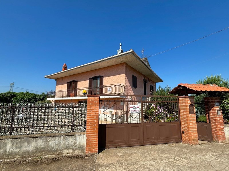 Villa in Vendita a Carinola, zona Nocelleto, 165'000€, 250 m²