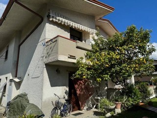 Villa in Vendita a Massa, 750'000€, 270 m², arredato, con Box