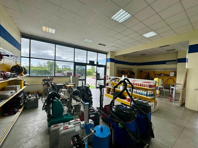 Capannone in Vendita a Pontedera, zona Gello, 200'000€, 250 m²