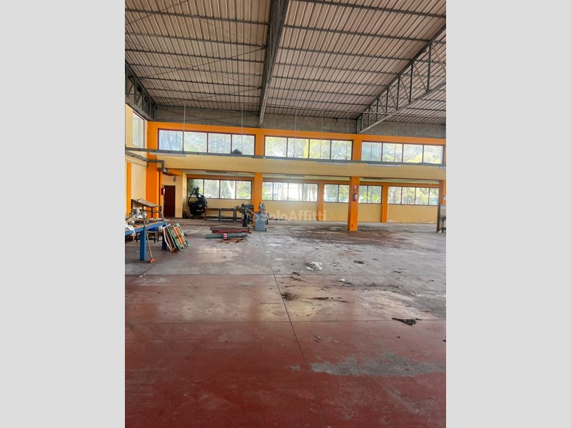 Capannone in Affitto a Chieti, zona Chieti Scalo, 7'500&euro;, 2140 m², con Box