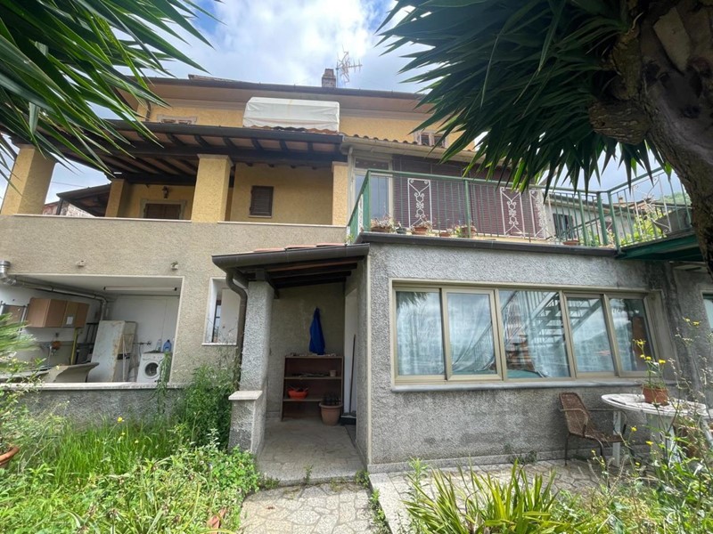 Casa Semi Indipendente in Vendita a Pietrasanta, zona Capezzano Monte, 300'000€, 140 m², arredato