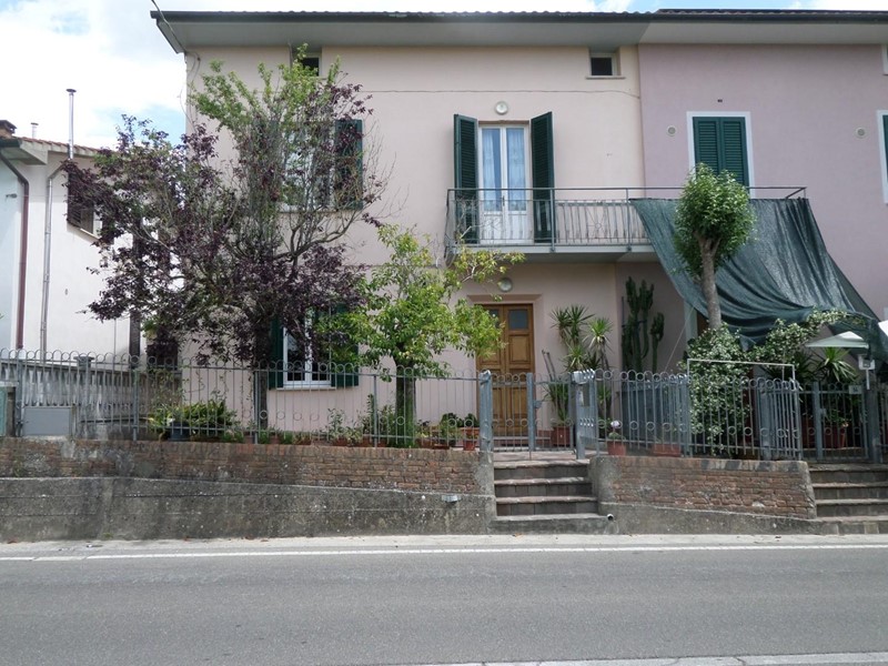 Villetta a schiera in Vendita a San Miniato, zona San Romano, 198'000€, 174 m², arredato, con Box